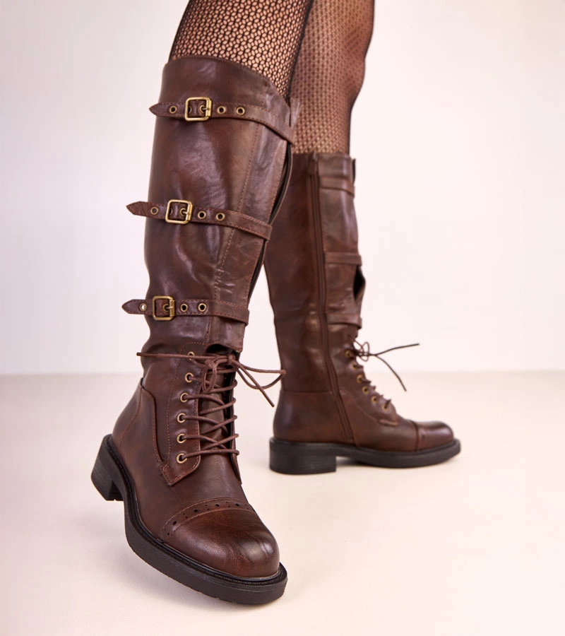 Braune Stiefel mit dekorativen Schnallen im Vintage-Stil Oradea