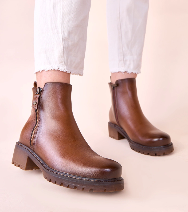 Braune Stiefeletten mit subtilem Absatz und dekorativem Reißverschluss Terina