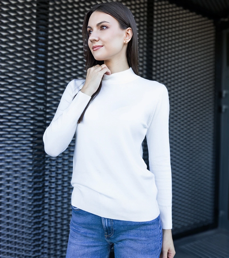 Biały klasyczny sweterek o luźnym kroju Essana można przetłumaczyć na niemiecki jako:

"weißer klassischer Pullover in lockerer Passform Essana"