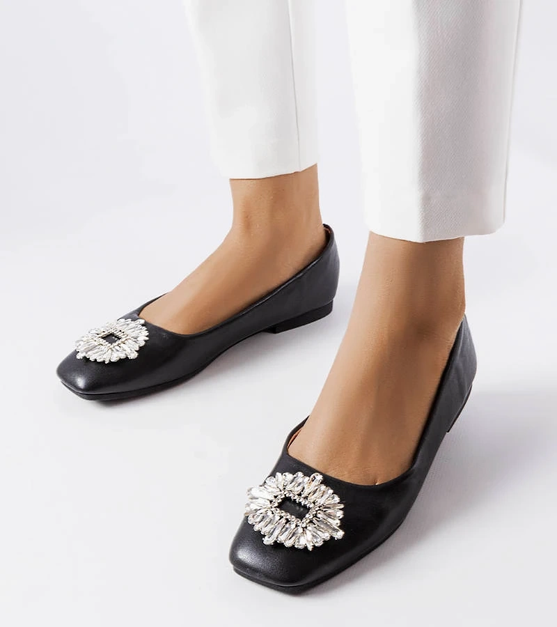 Schwarze Ballerinas mit Miren Brosche