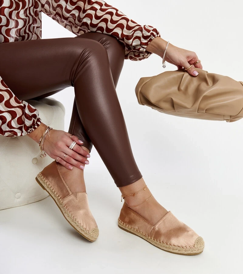 Beige Espadrilles mit Glanz auf der Caithlin-Plattform