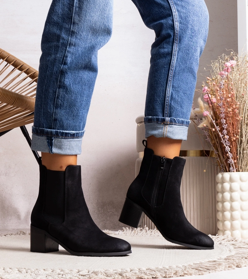 Czarne botki na słupku Sabriya po niemiecku to: **Schwarze Stiefeletten mit Blockabsatz Sabriya**.