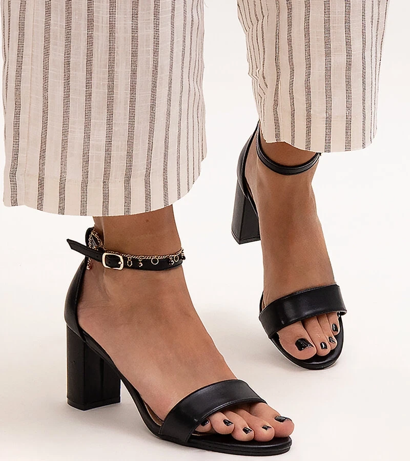 Schwarze Stiletto-Sandalen von Atifa