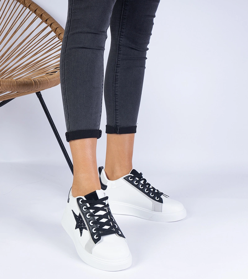 Weiße Sneaker verziert mit einem glitzernden Stern von Moransa