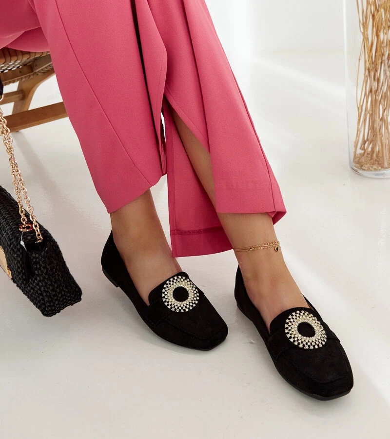 Schwarze Mokassins, verziert mit Zirkonen, von Celena