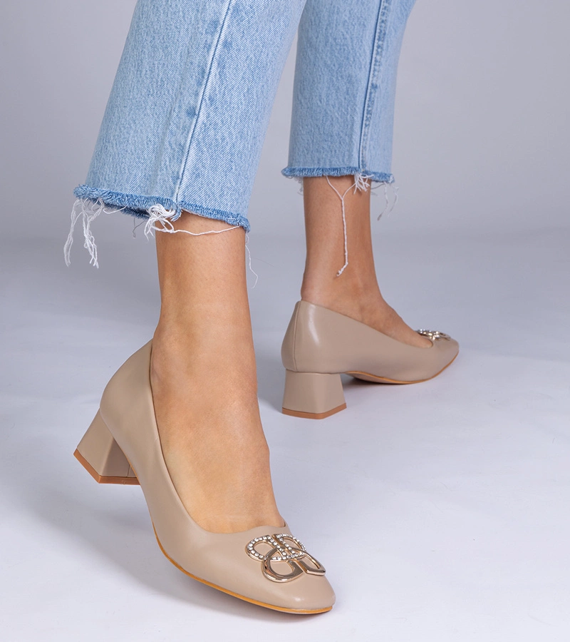 Braune Pumps mit niedrigem Absatz und Strasssteinen Cahes