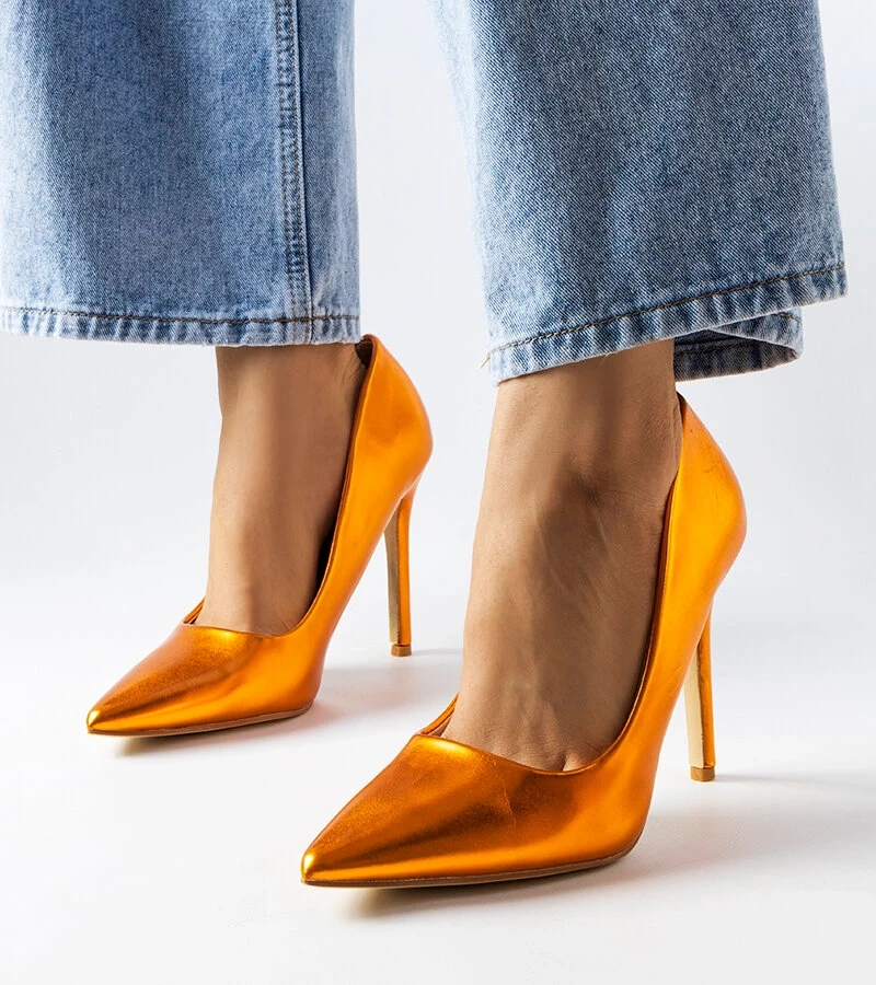 Orangefarbene metallische Delis Stilettos