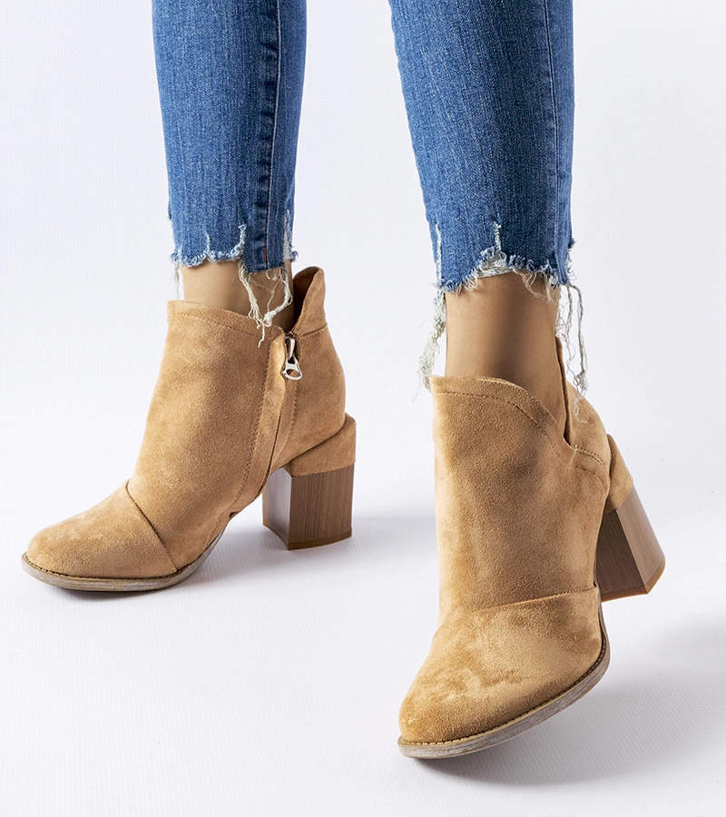 Beige Stiefeletten mit Ausschnitten Artemisia