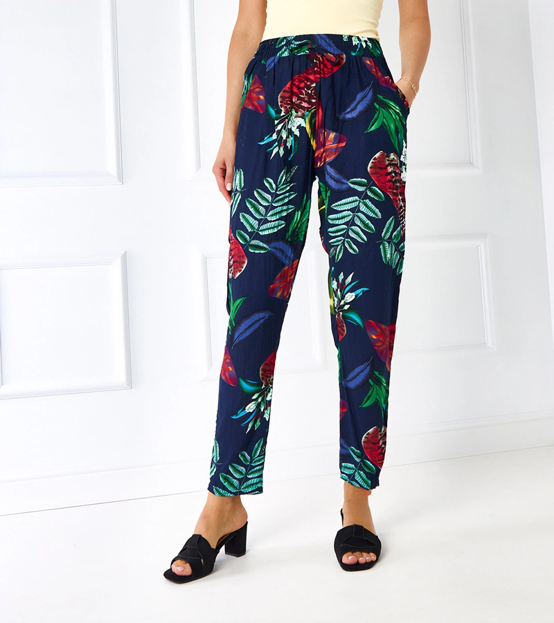 Czarna Hose mit Blumen von Bazzi.