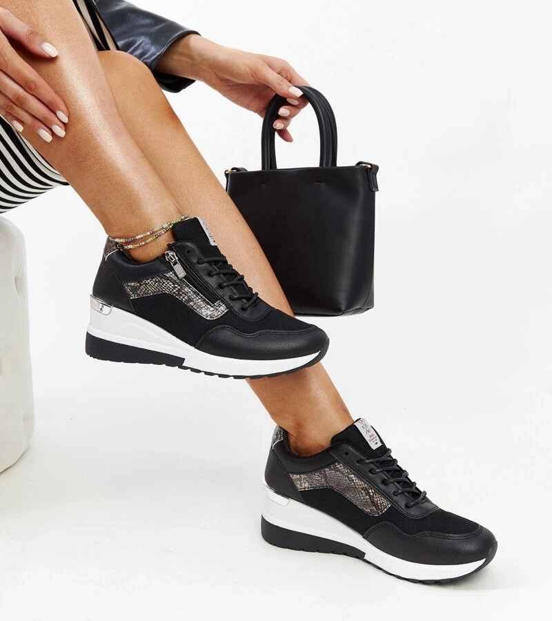 Schwarze Damen-Sneakers mit Keilabsatz von CROSS JEANS