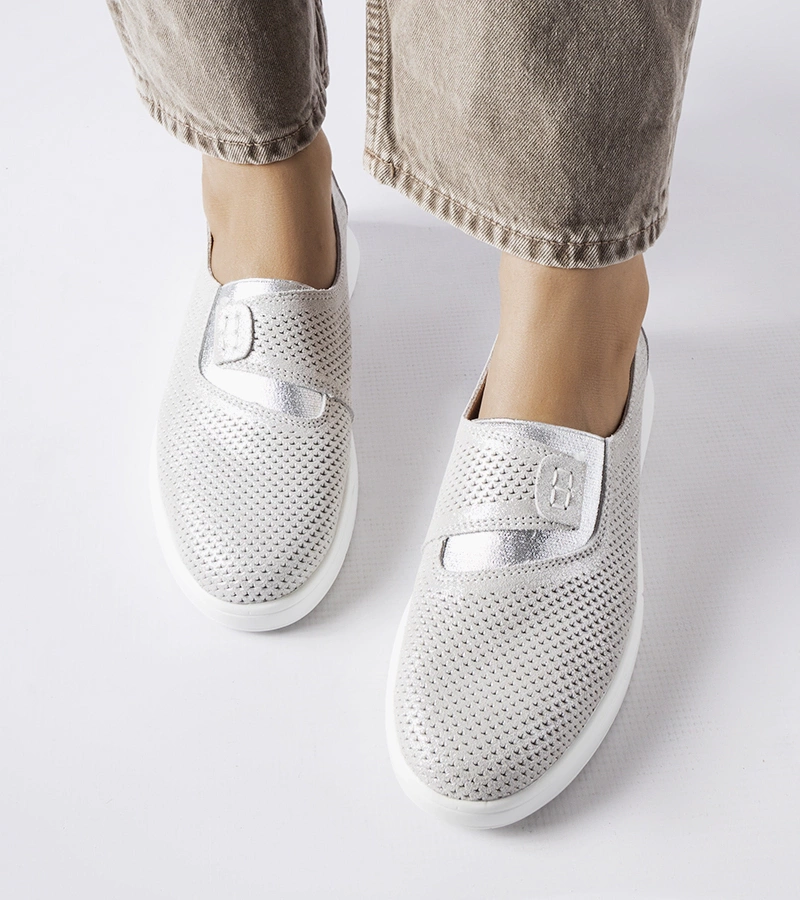 Silberne perforierte Ledersneaker von Ethels