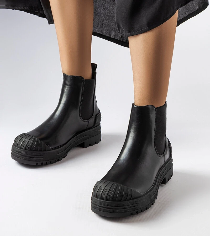Schwarze Stiefel mit Gummieinsätzen von Lange