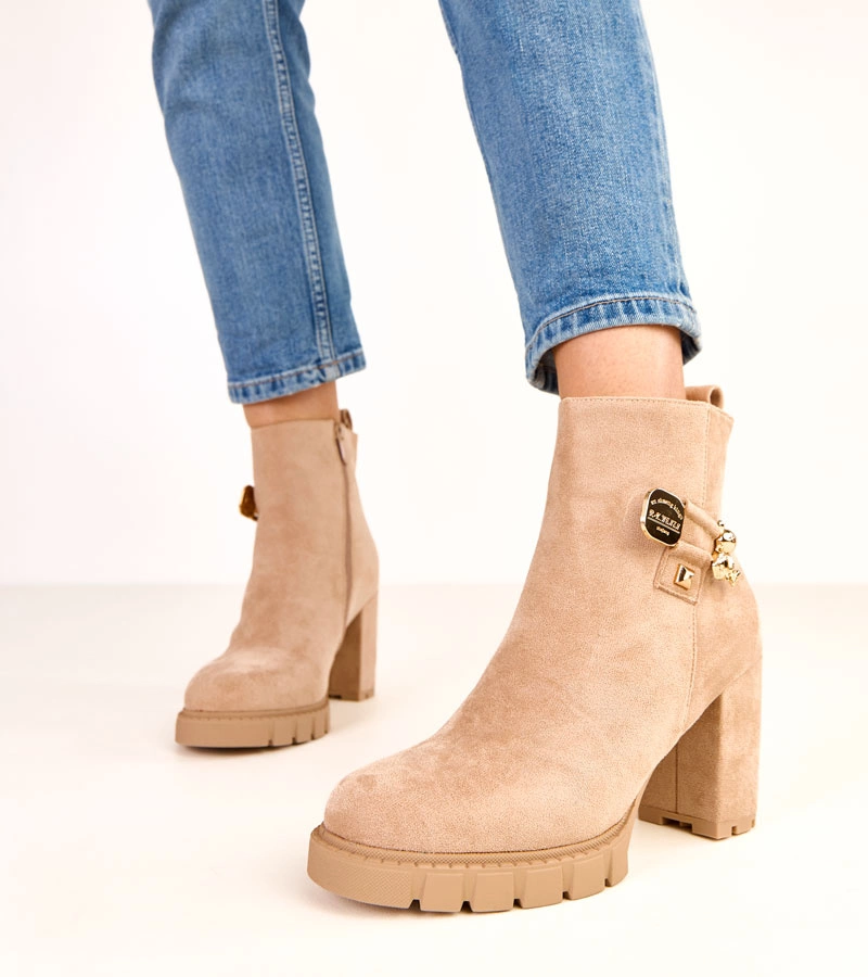 Beige Stiefeletten mit Blockabsatz, verziert mit goldenem Bären Naste