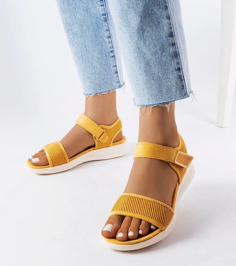 Żółte czółenka na słupku z motywem skóry wężą Dolores