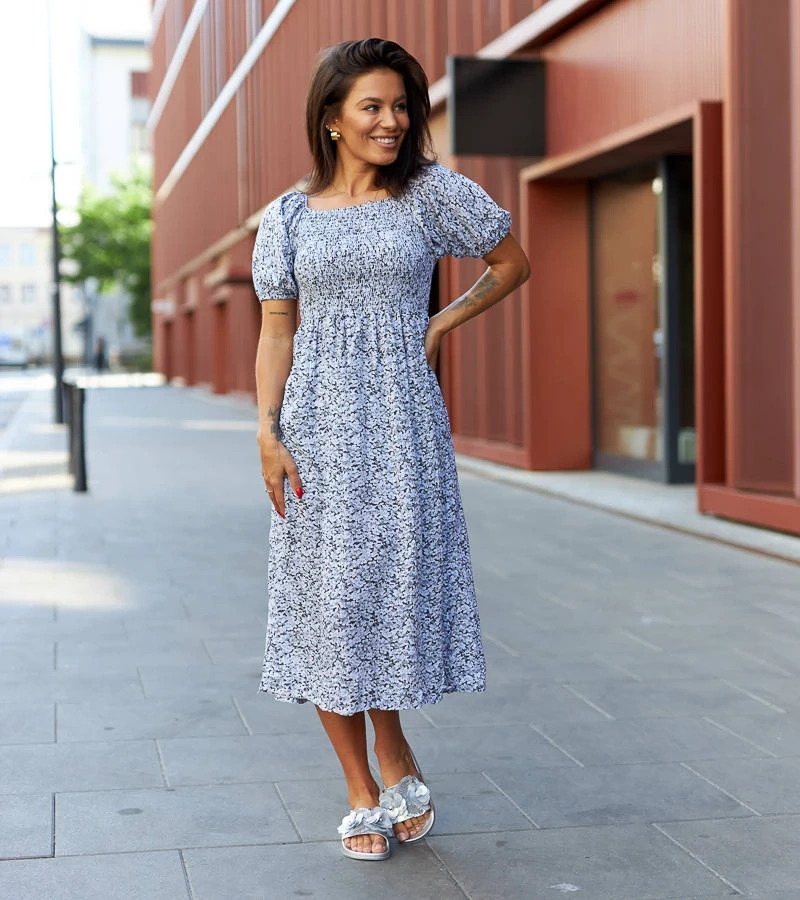 Schwarzes Midi-Kleid mit Blumenmuster Samatzai