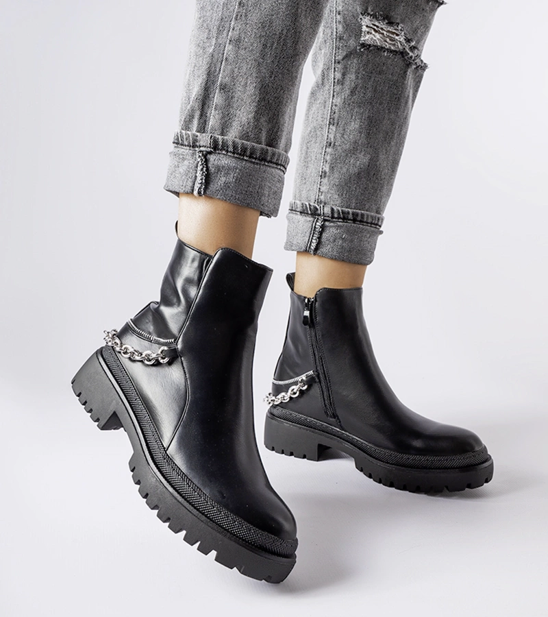 Schwarze Stiefeletten mit Kette von Muqaddim