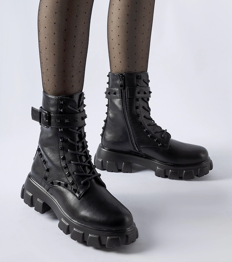 Schwarze Stiefeletten mit Nieten von Chamberlain