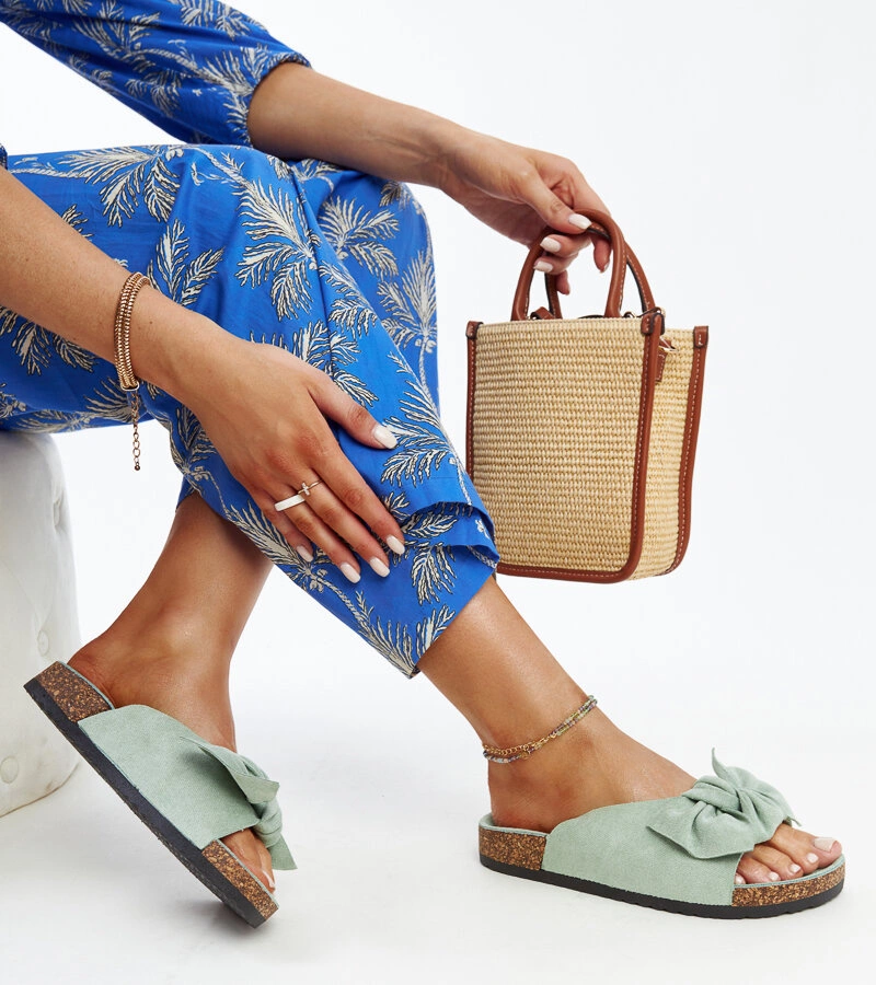 Beżowe klapki z łańcuchem Levy