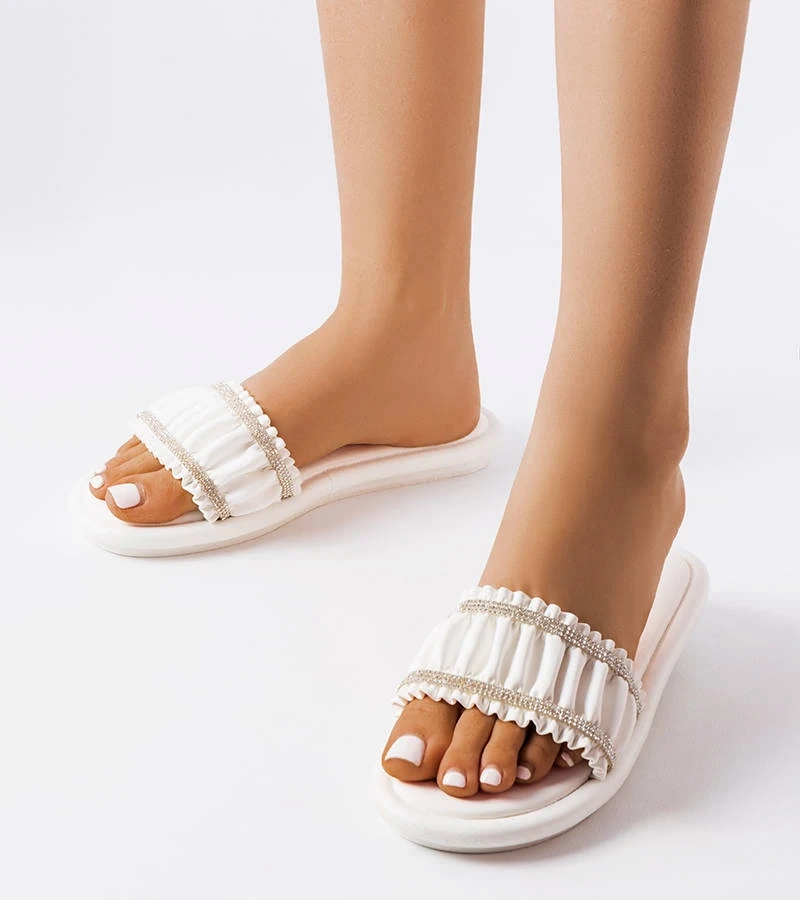 Weiße Pantoletten mit Raffung und Zirkonia von Anapor