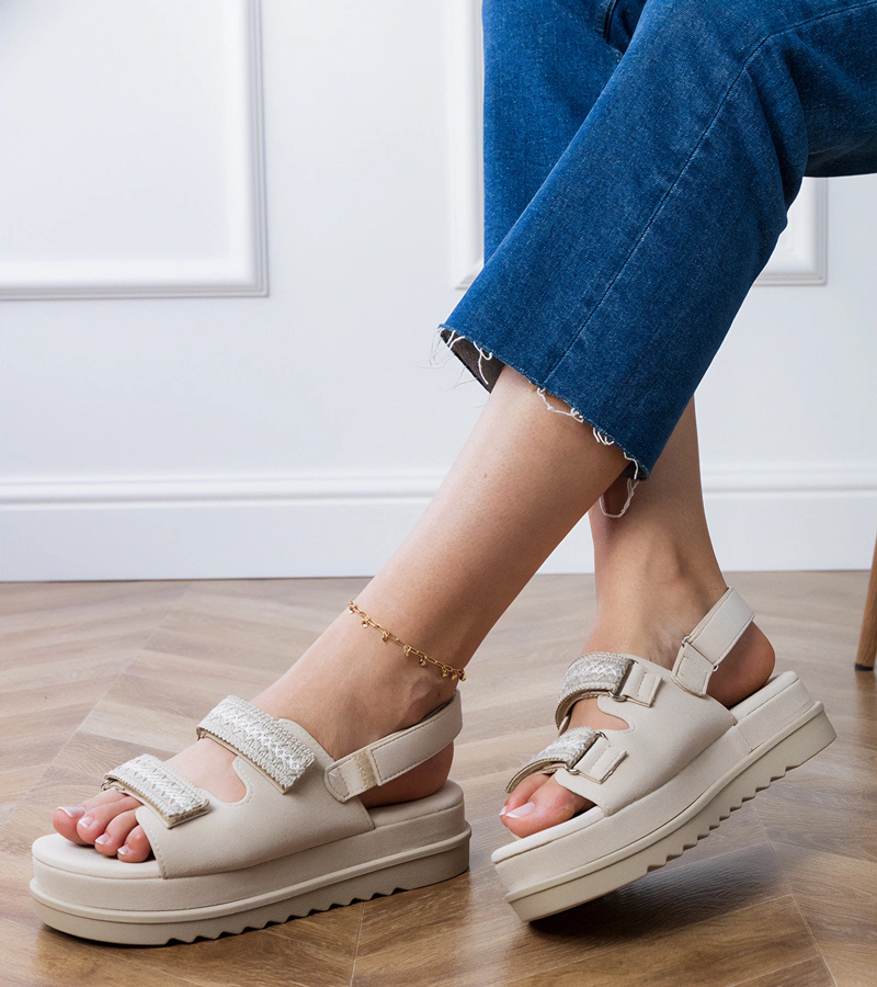 Beige Sandalen mit bestickten Riemen auf Plateausohle Jenisej