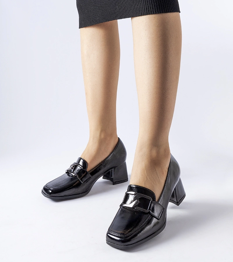 Schwarze lackierte Pumps mit Poiano-Schnalle