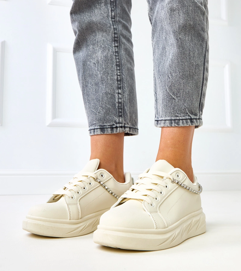 Beige Sneaker mit Plateausohle und dekorativer Kette Tina