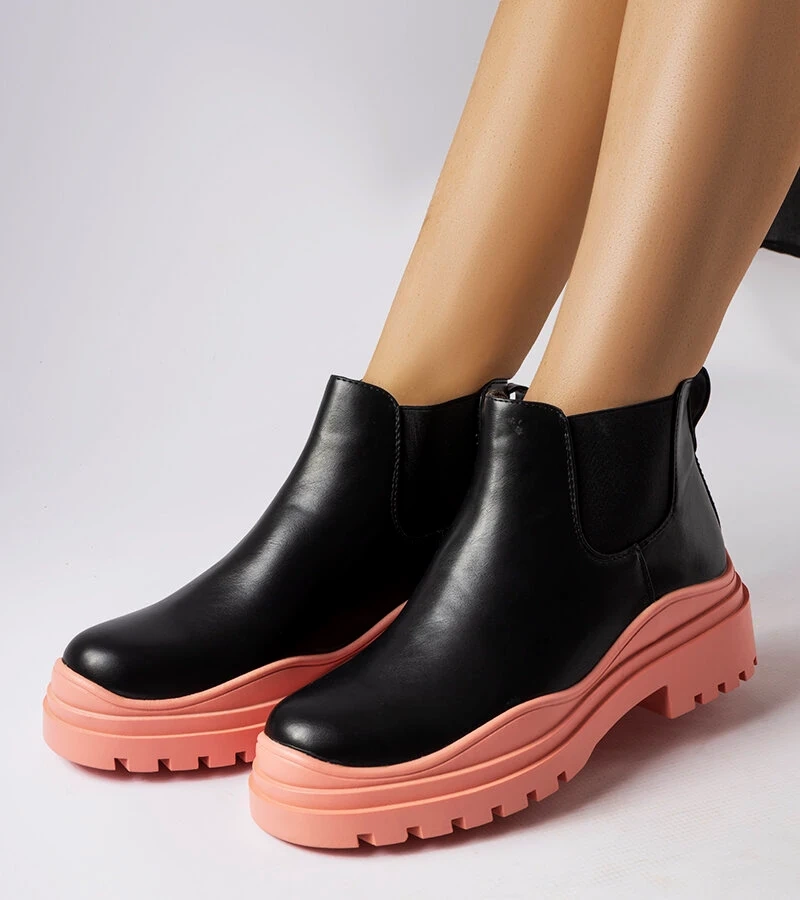 Schwarze Stiefeletten auf bunter Plattform Marinone