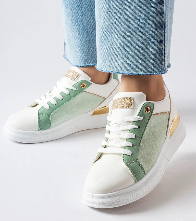 Weiß-grüne Schuhe mit goldenem Akzent von Palais