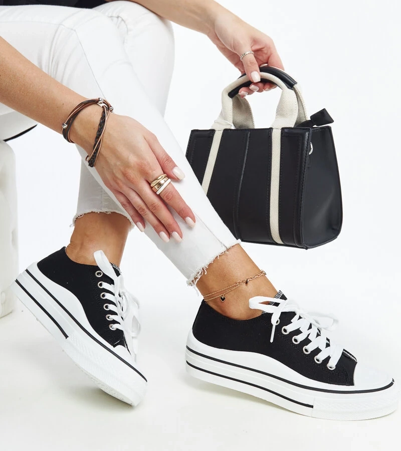 Schwarze Sneakers mit dicker Sohle von Dima