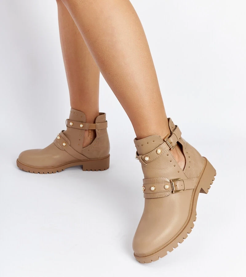 Beige Stiefeletten mit Ausschnitt und Perlen Asker