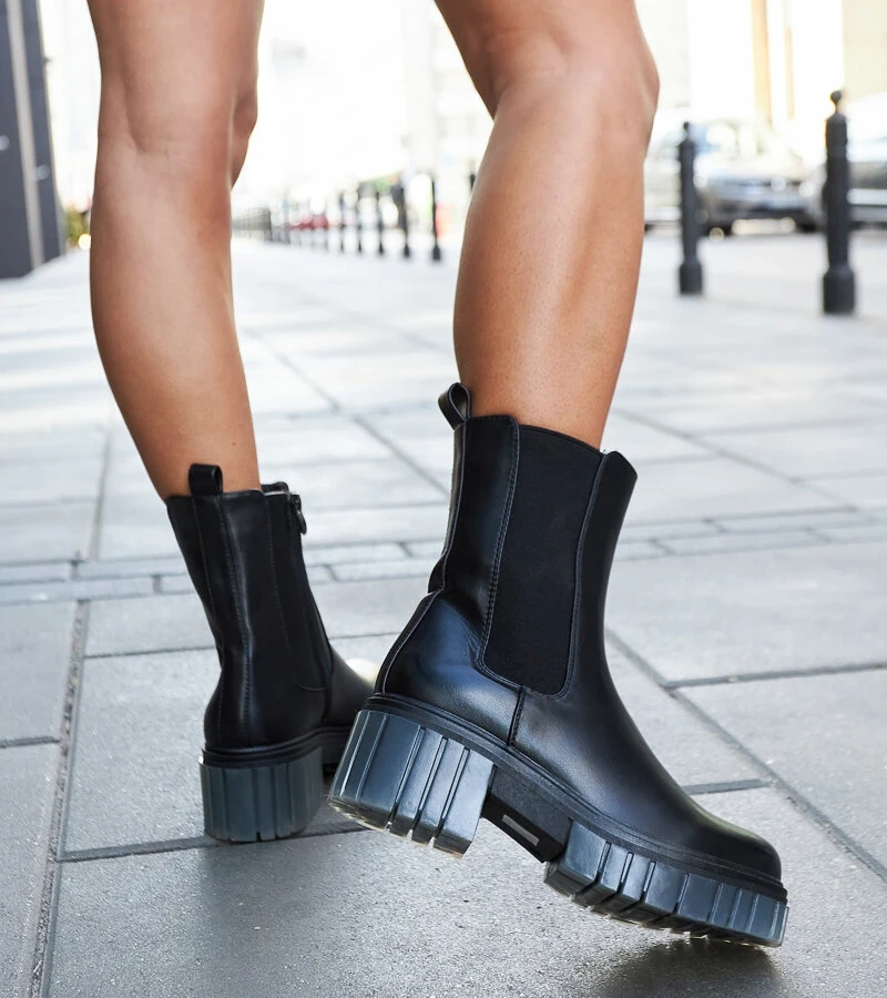 Schwarze, massive, gefütterte Stiefeletten von Sergente