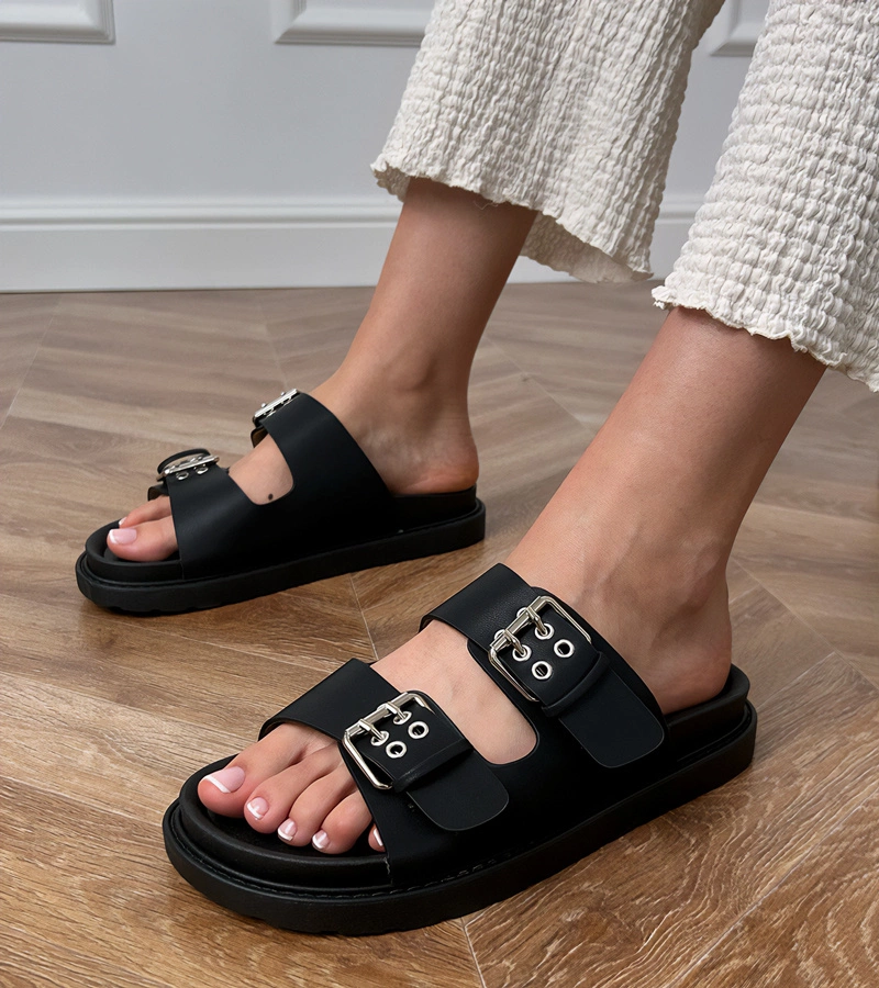 Schwarze Pantoletten mit Schnallen auf den Riemen Klinet