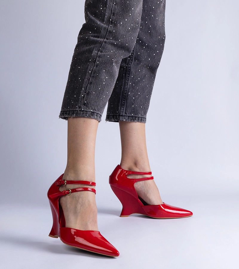 Rote Lackkeilpumps mit Schnallen Vizario