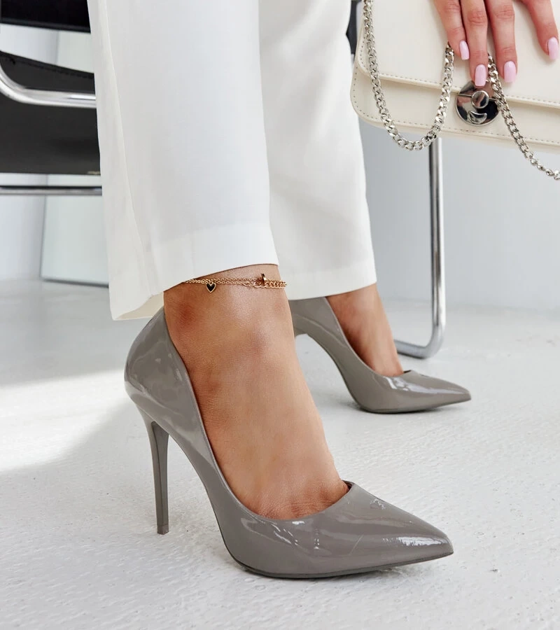 Dunkelgraue lackierte Stilettos mit Lederinnensohle von Jadoin