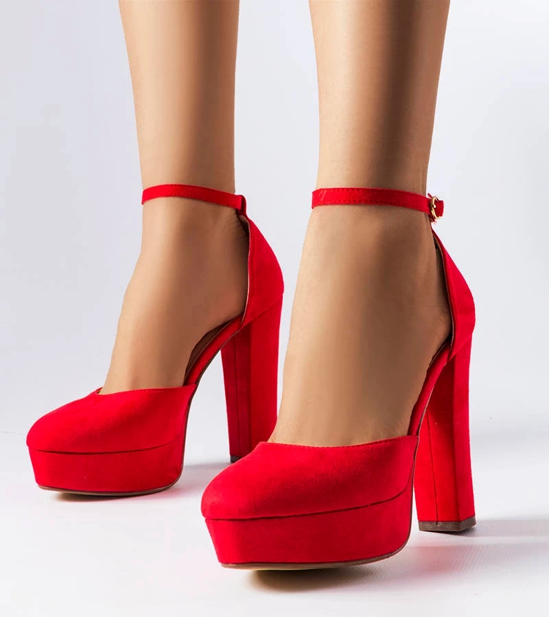 Rote hohe Pumps auf dem Absatz Sacré