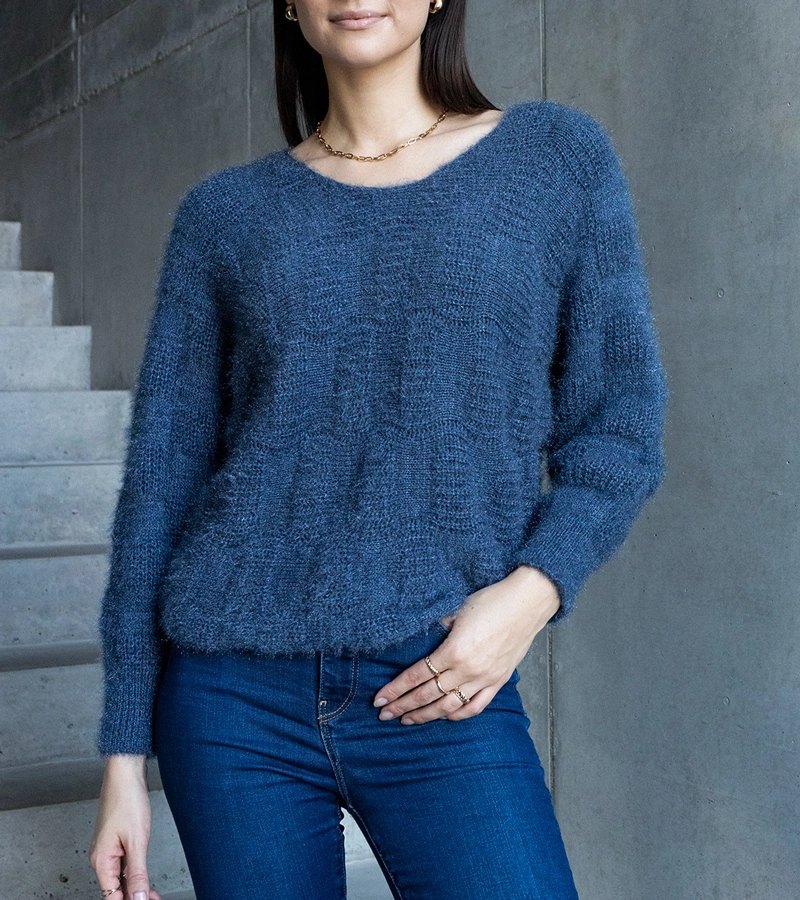 Granatiger Pullover mit Neveri-Ausschnitt.