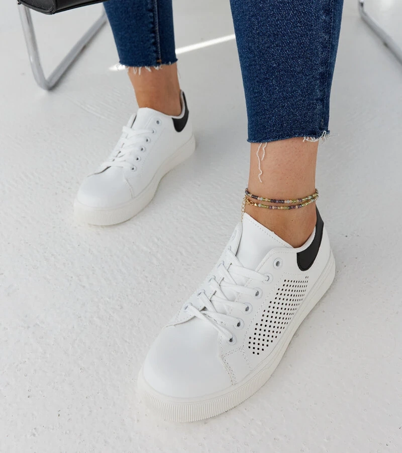 Weiße Semhar-Sneakers mit Lochmuster