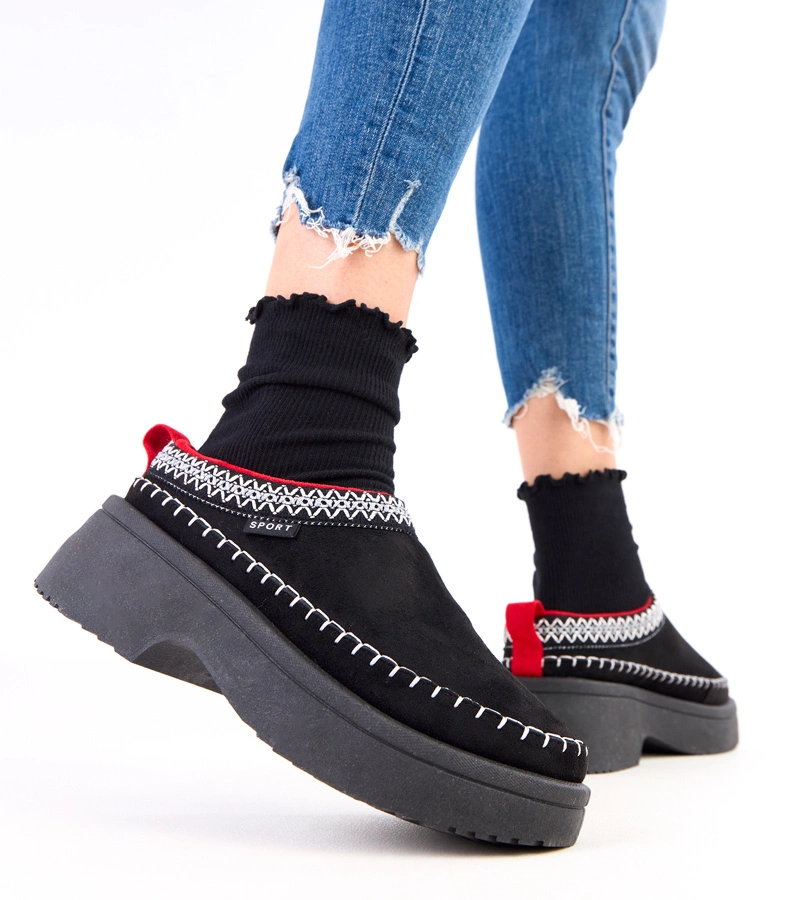 Schwarze Hausschuhe verziert mit Stickerei auf Plattform Serena