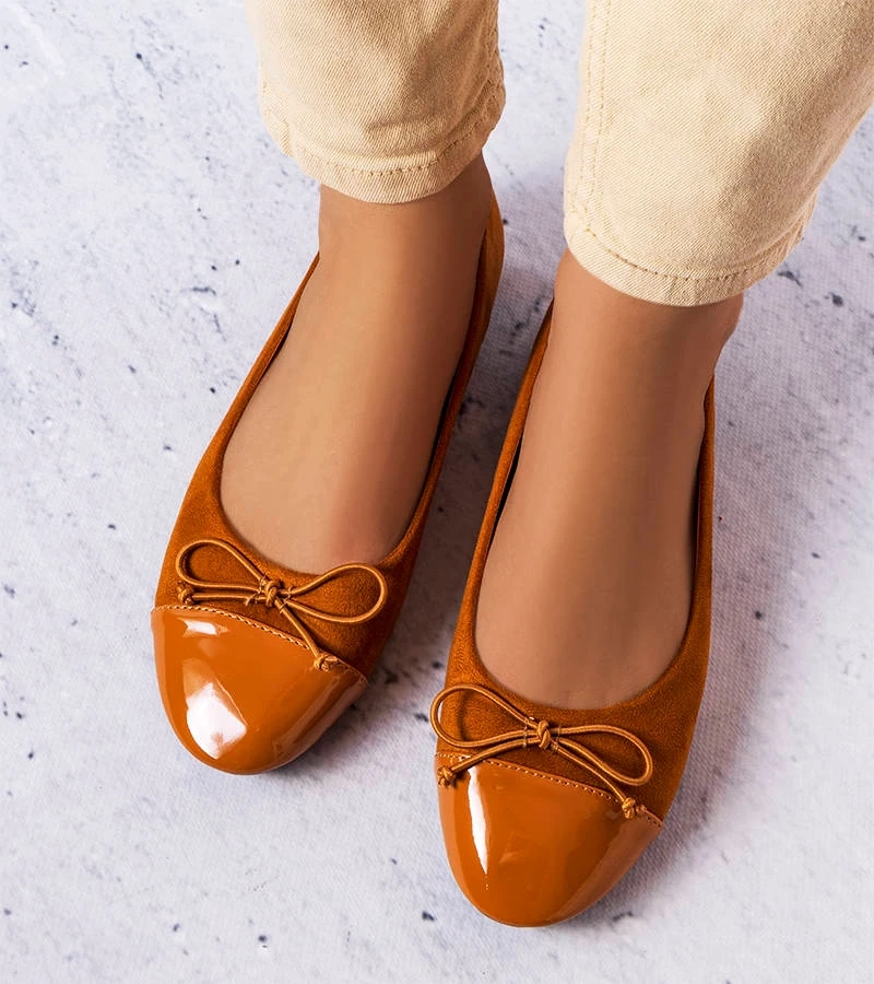 Braune Ballerinas mit lackierter Spitze von Simard