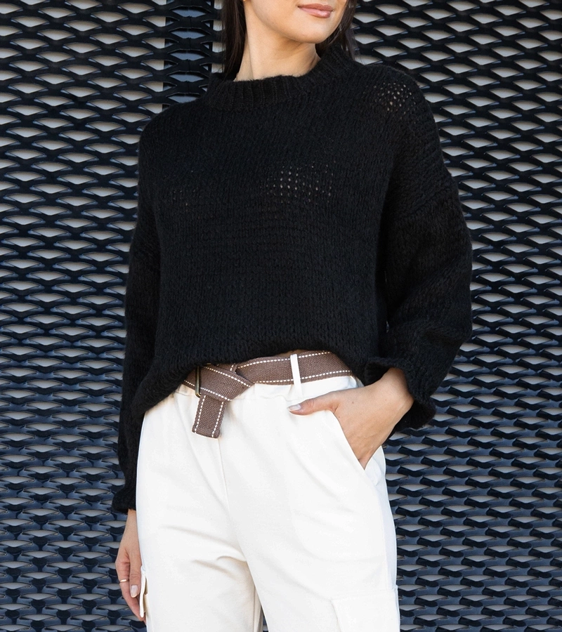 Czarny asymetryczny sweterek Castia po niemiecku to: **Schwarzer asymmetrischer Pullover Castia**.