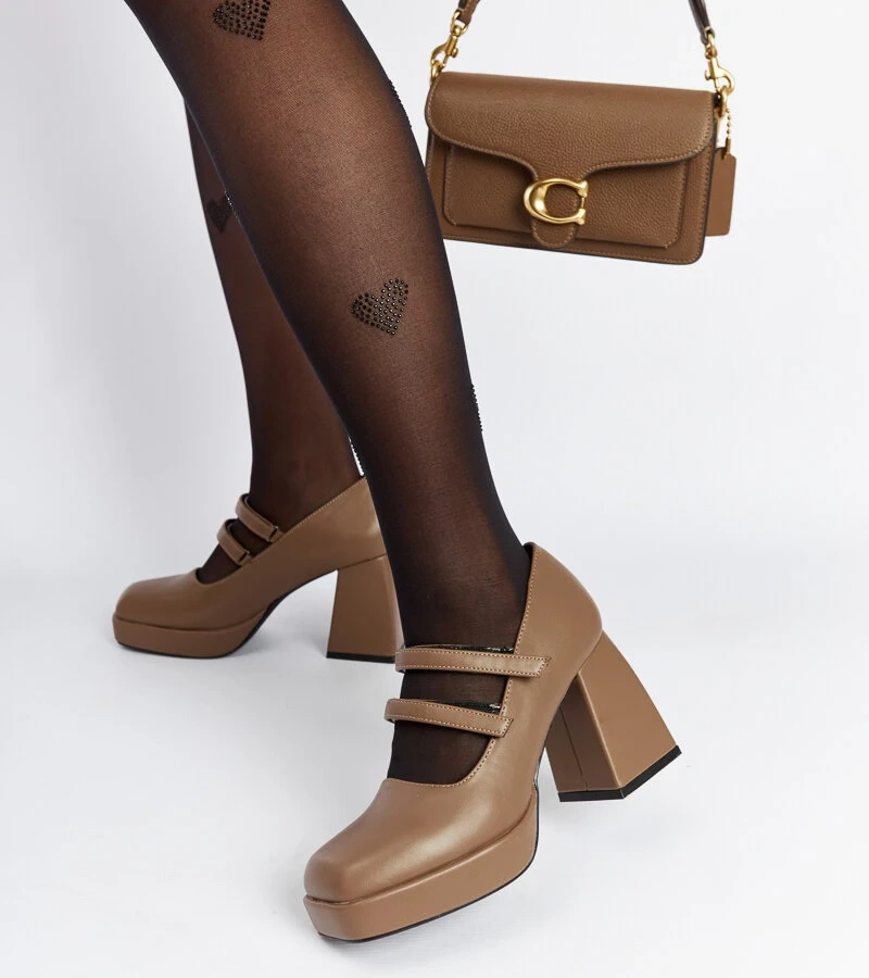 Braune Pumps mit massivem Absatz Cher