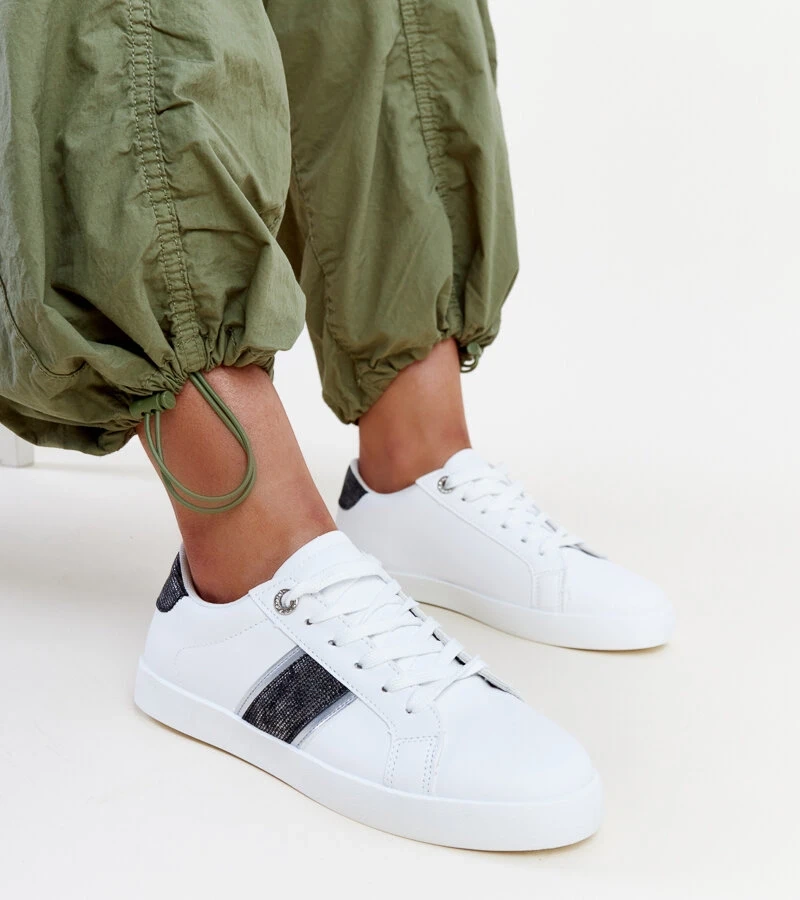 Schwarz-weiße Sneakers mit dekorativem Grada-Streifen