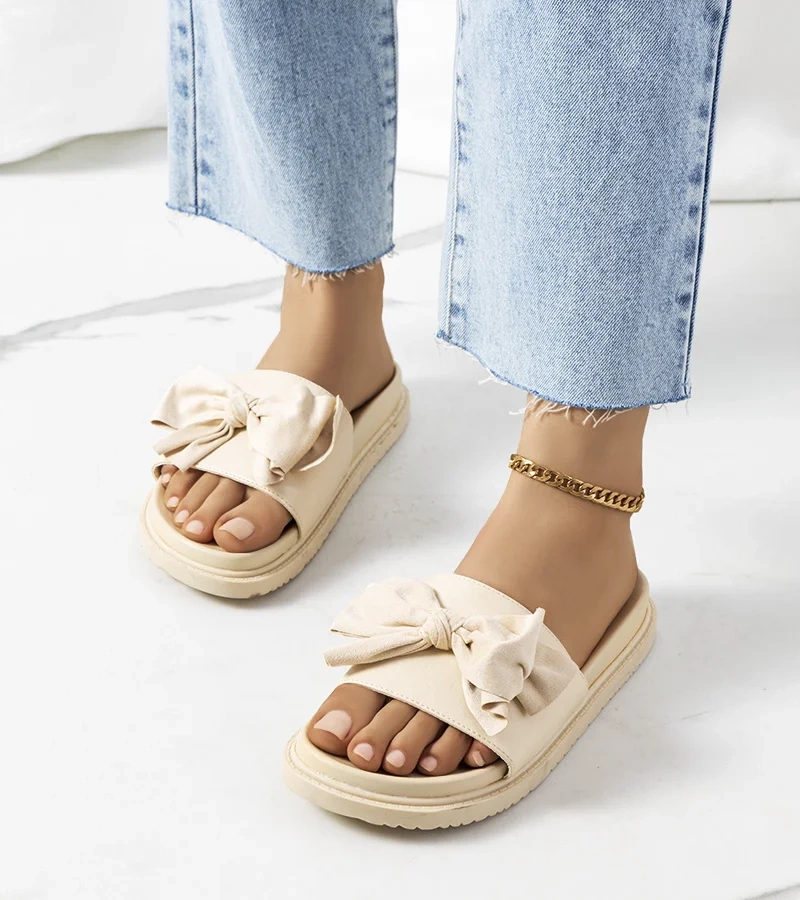 Beżowe klapki z łańcuchem Levy