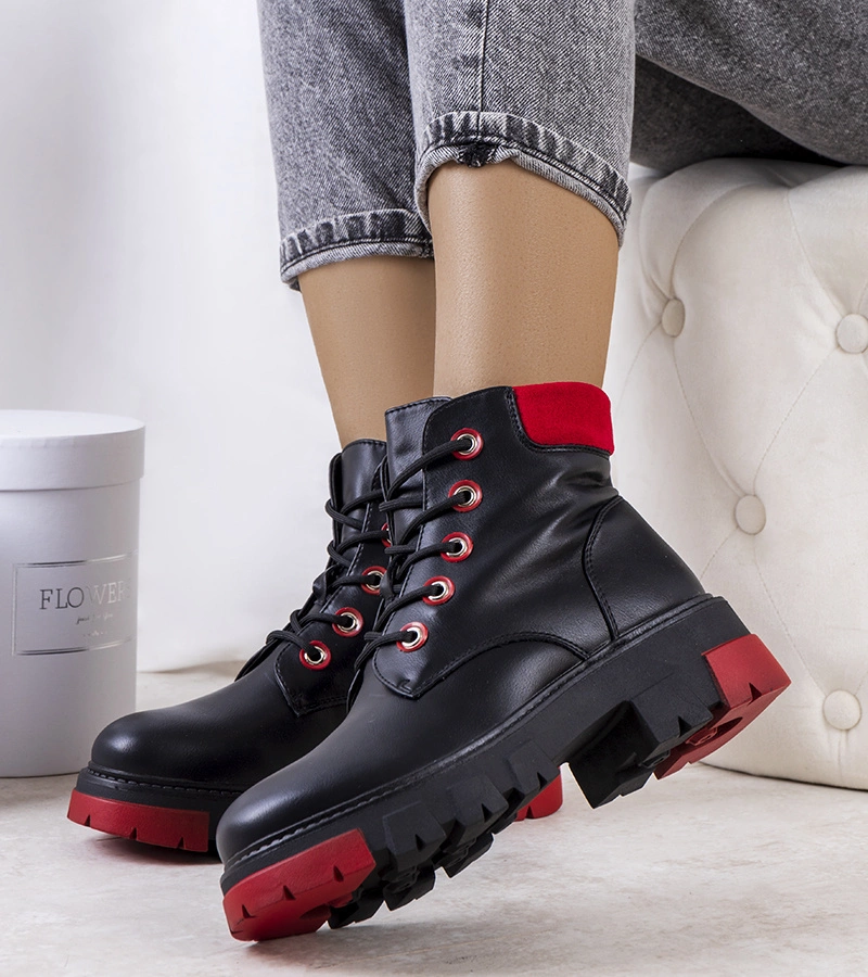 Ursas schwarze, niedrige Trapstiefel