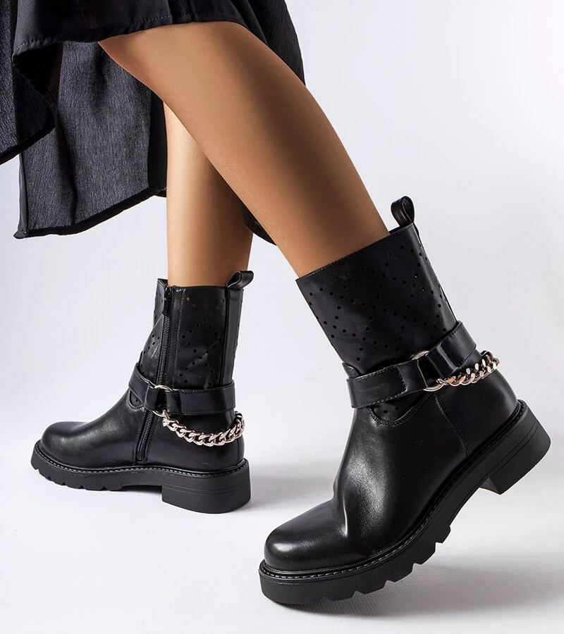 Schwarze durchbrochene Stiefeletten mit Procopio-Kette