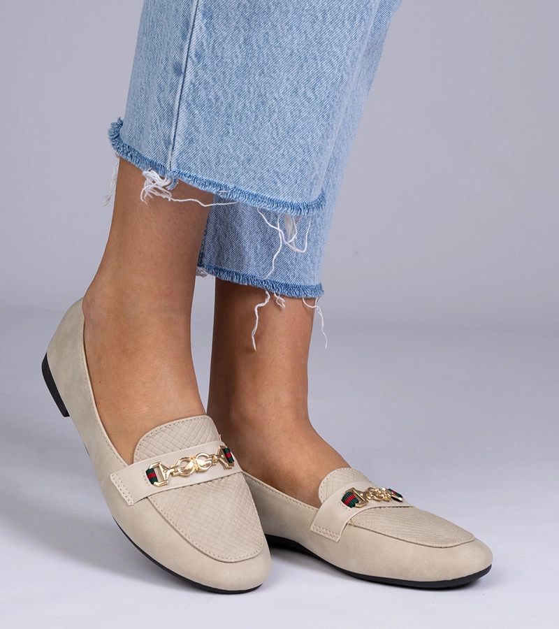 Beige Mokassins mit matter Ausführung und goldener Verzierung Gloriasa