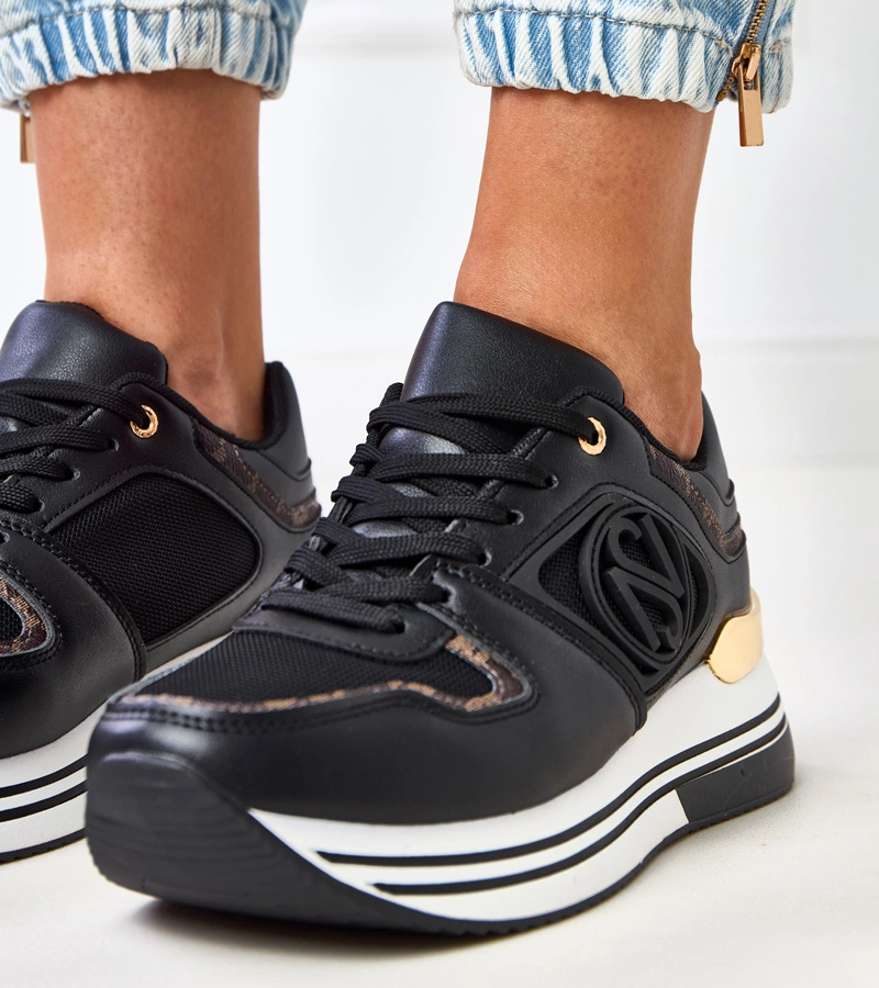 Schwarze Sneakers auf Plateau mit goldenem Element Daisy