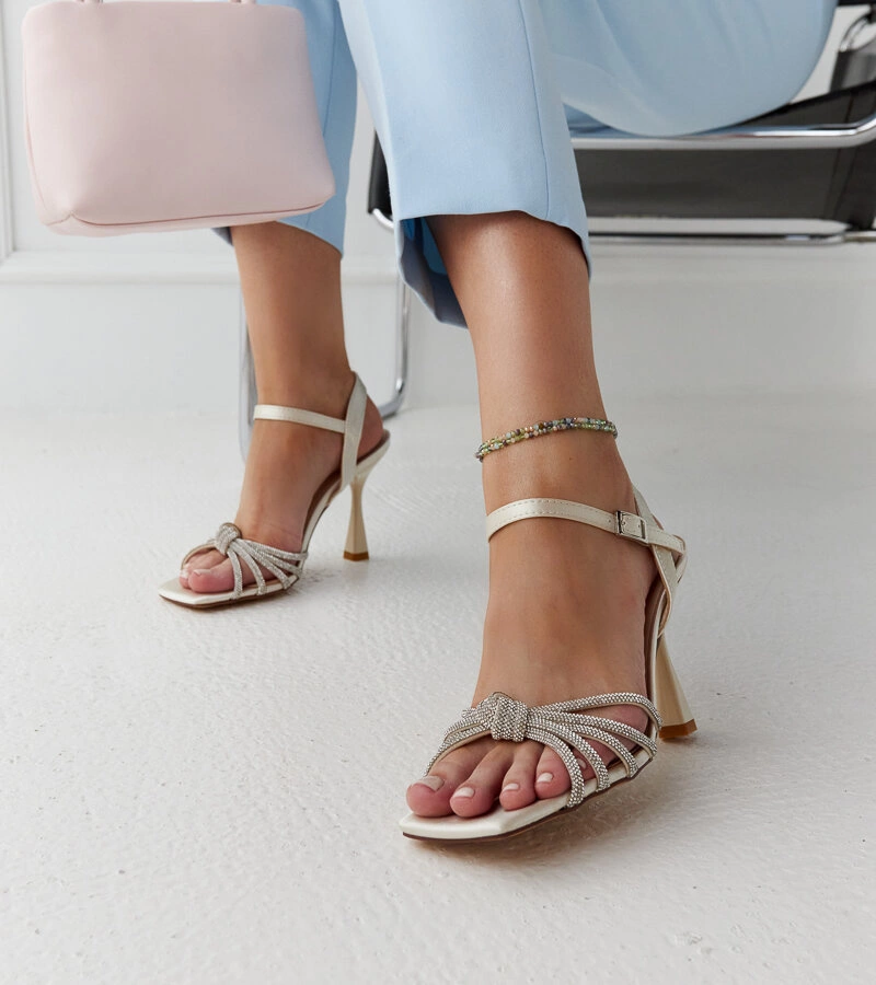 Hellbeige glänzende Stilettosandalen Ankica