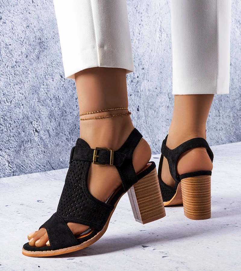 Schwarze Sandalen mit durchbrochenem Schaft von Courtois