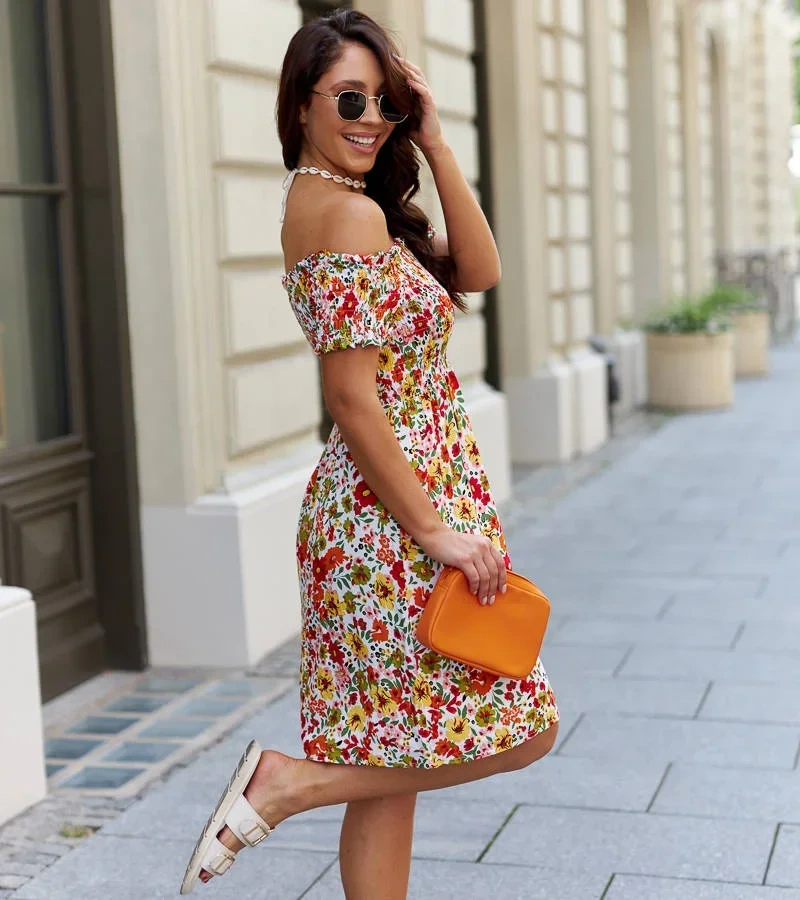 Roxias weißes Kleid mit orangefarbenen Blumen